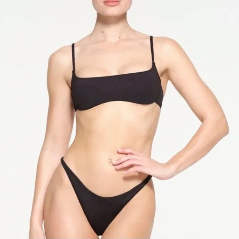 SKIMS SWIM MICRO SCOOP BIKINI TOP IN ONYX